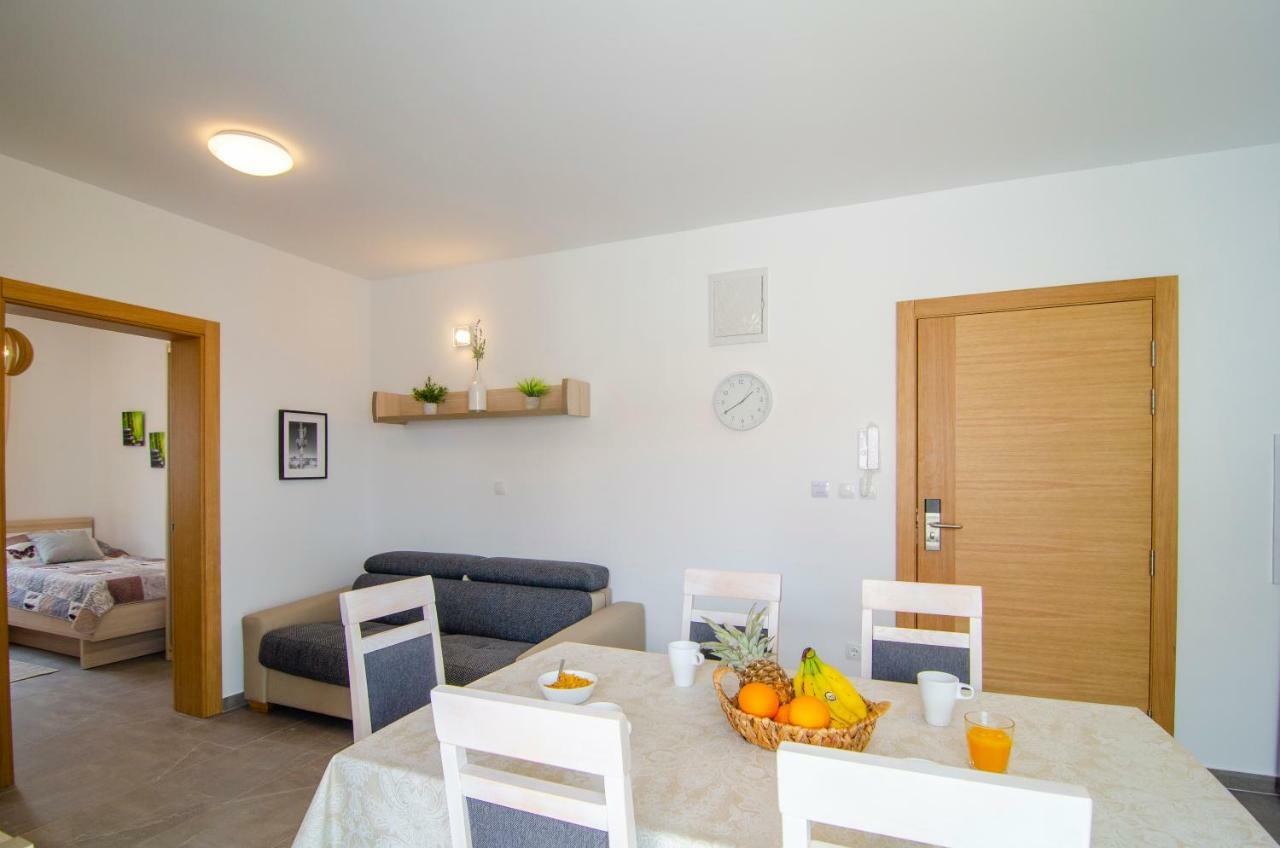 Apartments Sara 3 볼 외부 사진
